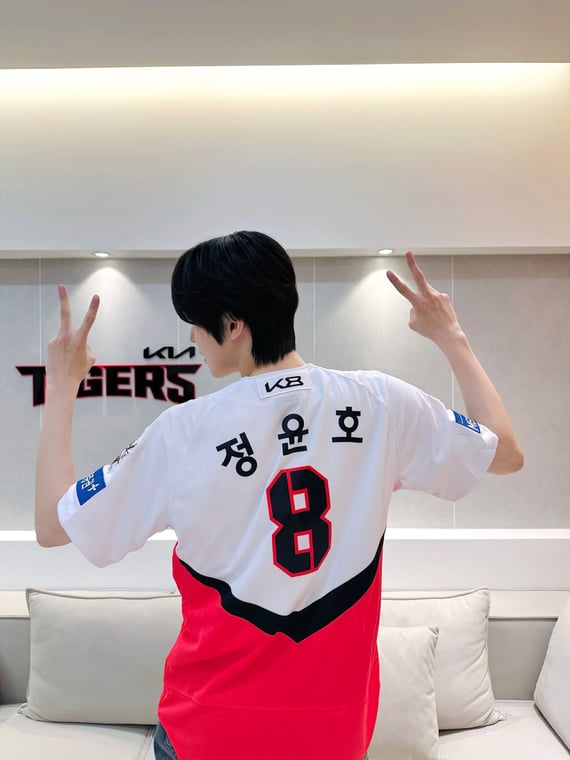 I'm proud of my Yuyu 🥰🏟️💥⚾ [📷] 'KIA Tigers Victory Prayer