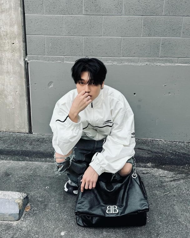 Wooyoung looks so good in white 👀 #우영