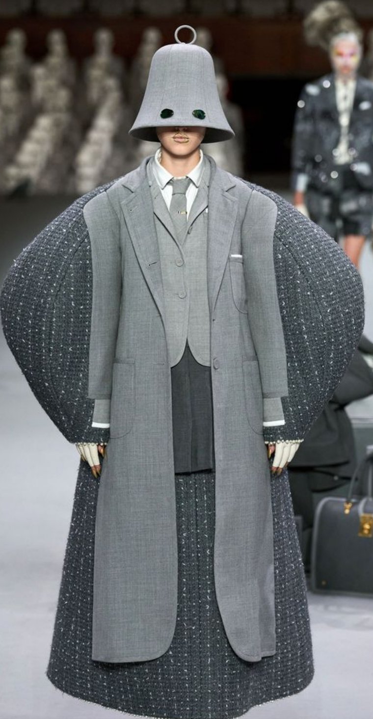 ILLITミンジュ着用COZY WORLDWIDE セットアップ グレー 破格 Mingi with his oversized clothes and bucket hat at the airport