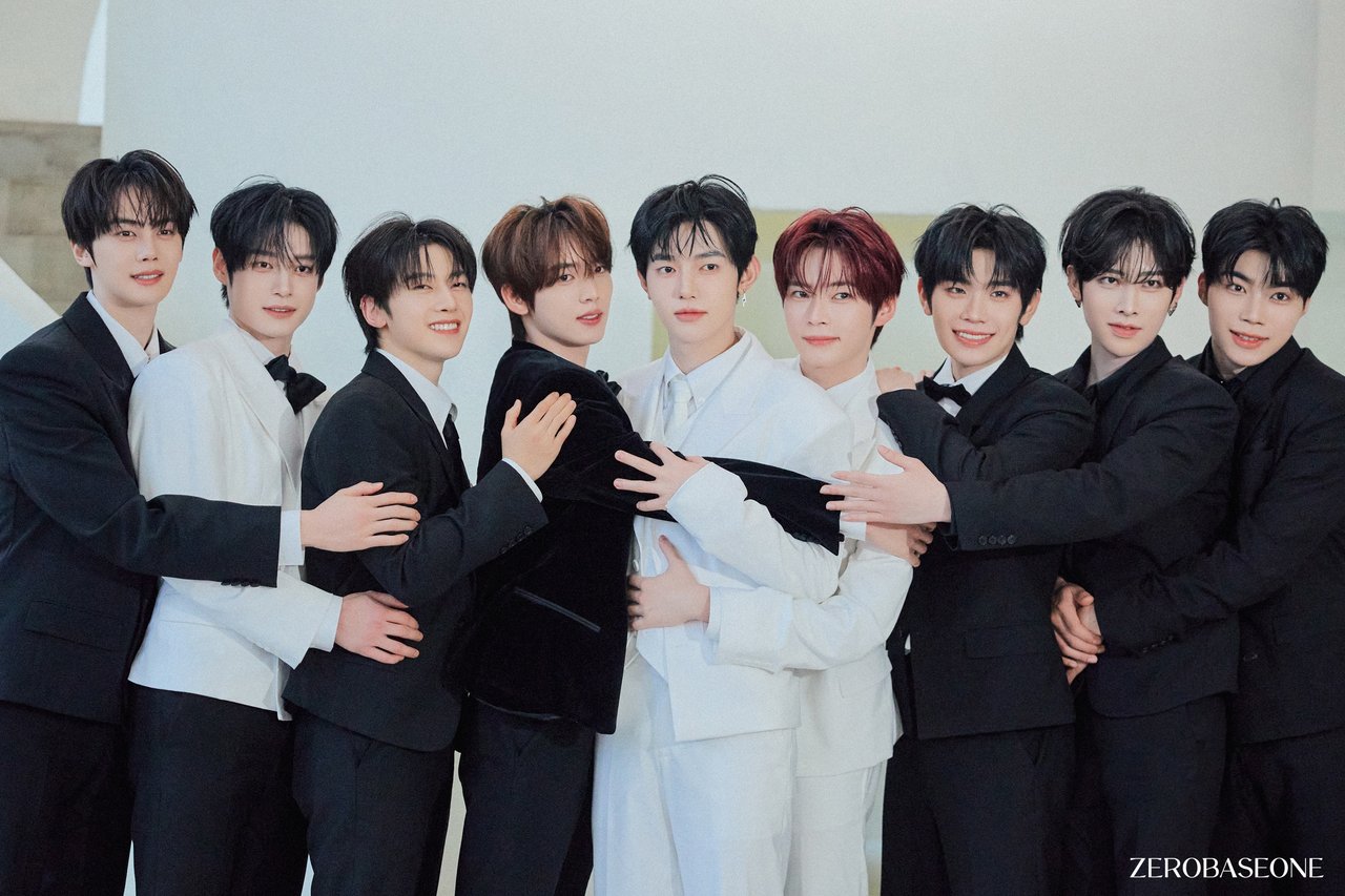 ZEROBASEONE Special Limited Album [𝐑𝐄-𝐅𝐋𝐎𝐖] Jacket Behind Photo