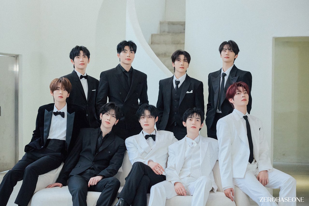 ZEROBASEONE Special Limited Album [𝐑𝐄-𝐅𝐋𝐎𝐖] Jacket Behind Photo