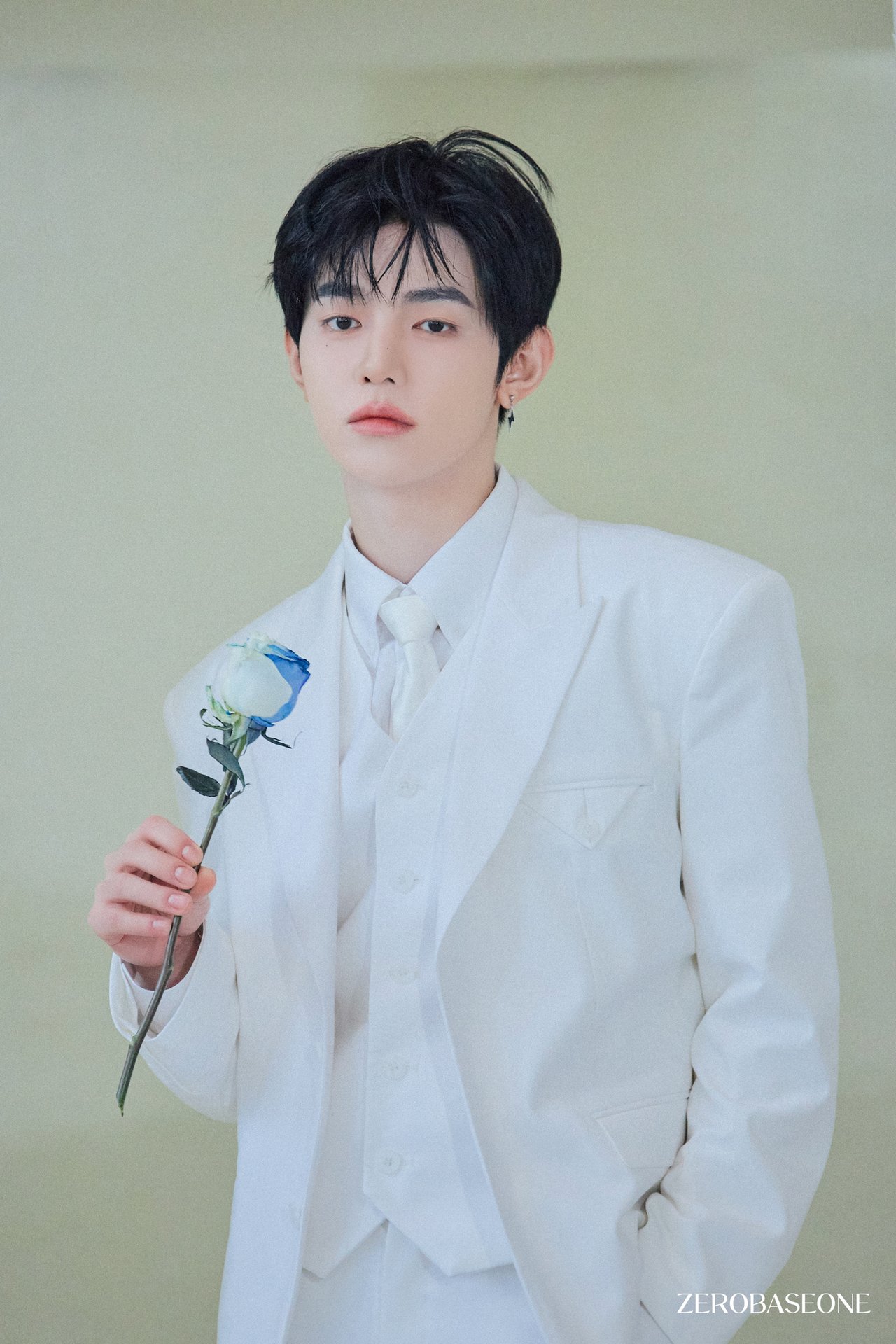ZEROBASEONE Special Limited Album [𝐑𝐄-𝐅𝐋𝐎𝐖] Jacket Behind Photo