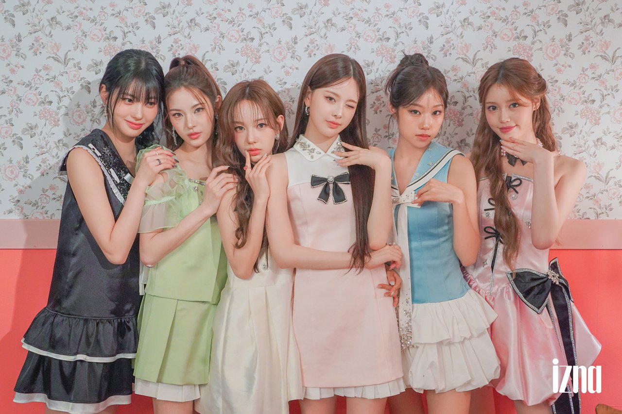 2025 izna 1st FAN-CON <Not Just Pretty> Poster & VCR Behind Photo