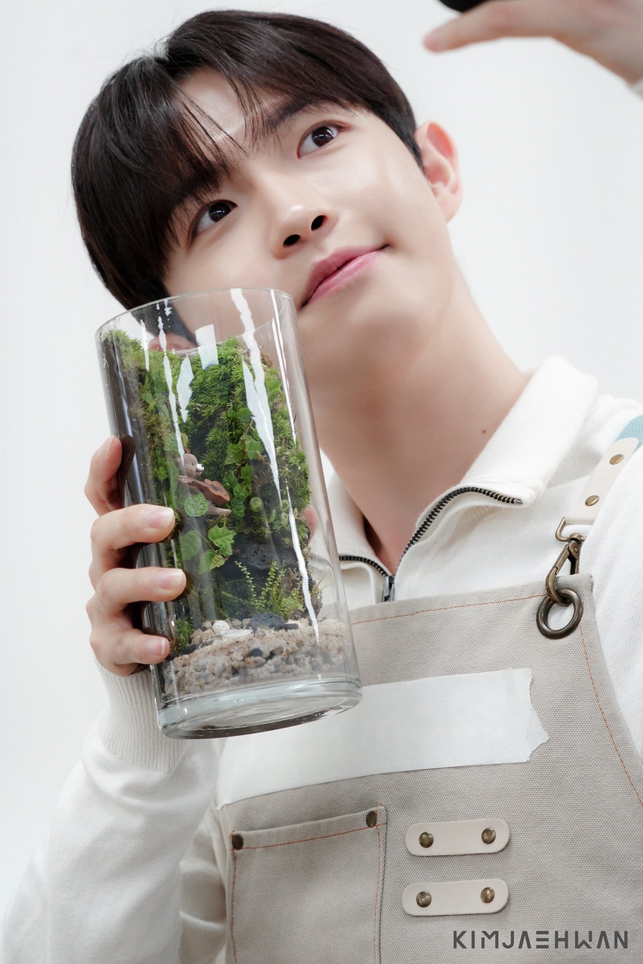 KIM JAE HWAN In March Behind Photo