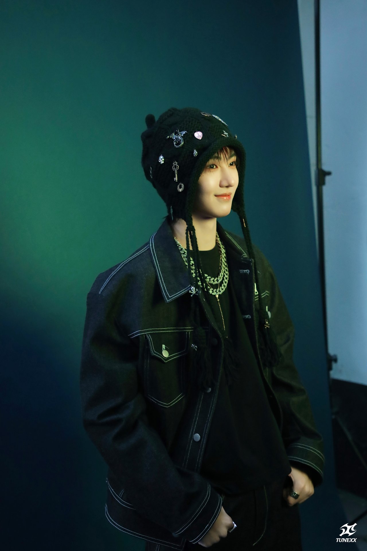 TUNEXX 1ST MINI ALBUM [SET BY US ONLY] Jacket Behind Photo