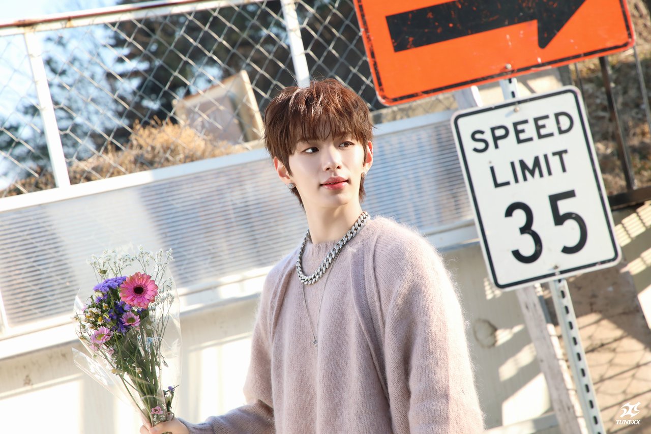 TUNEXX ツーショ 2ショ イヌ インフ TUNEXX 1ST MINI ALBUM [SET BY US ONLY] Jacket Behind Photo