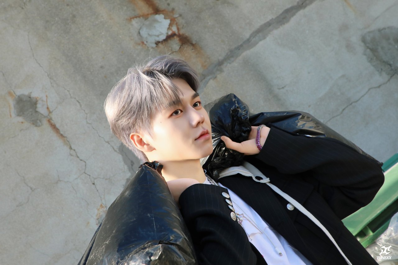 TUNEXX 1ST MINI ALBUM [SET BY US ONLY] Jacket Behind Photo