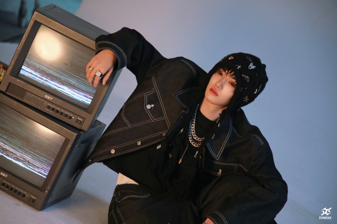 TUNEXX 1ST MINI ALBUM [SET BY US ONLY] Jacket Behind Photo