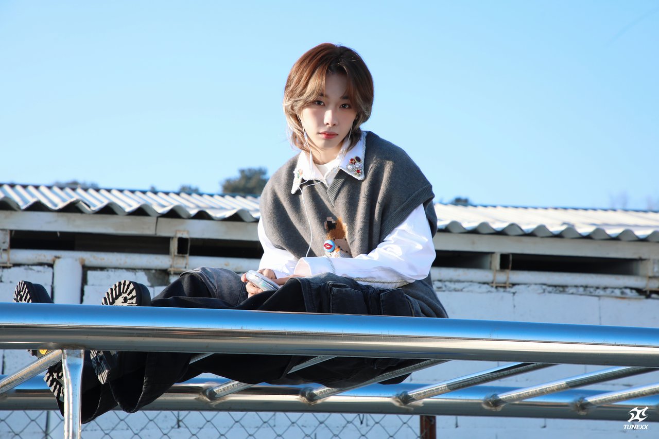 TUNEXX 1ST MINI ALBUM [SET BY US ONLY] Jacket Behind Photo