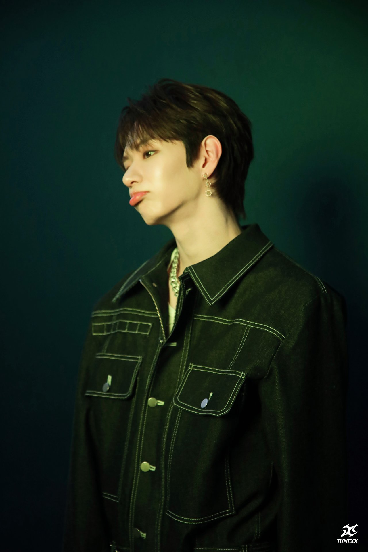 TUNEXX 1ST MINI ALBUM [SET BY US ONLY] Jacket Behind Photo