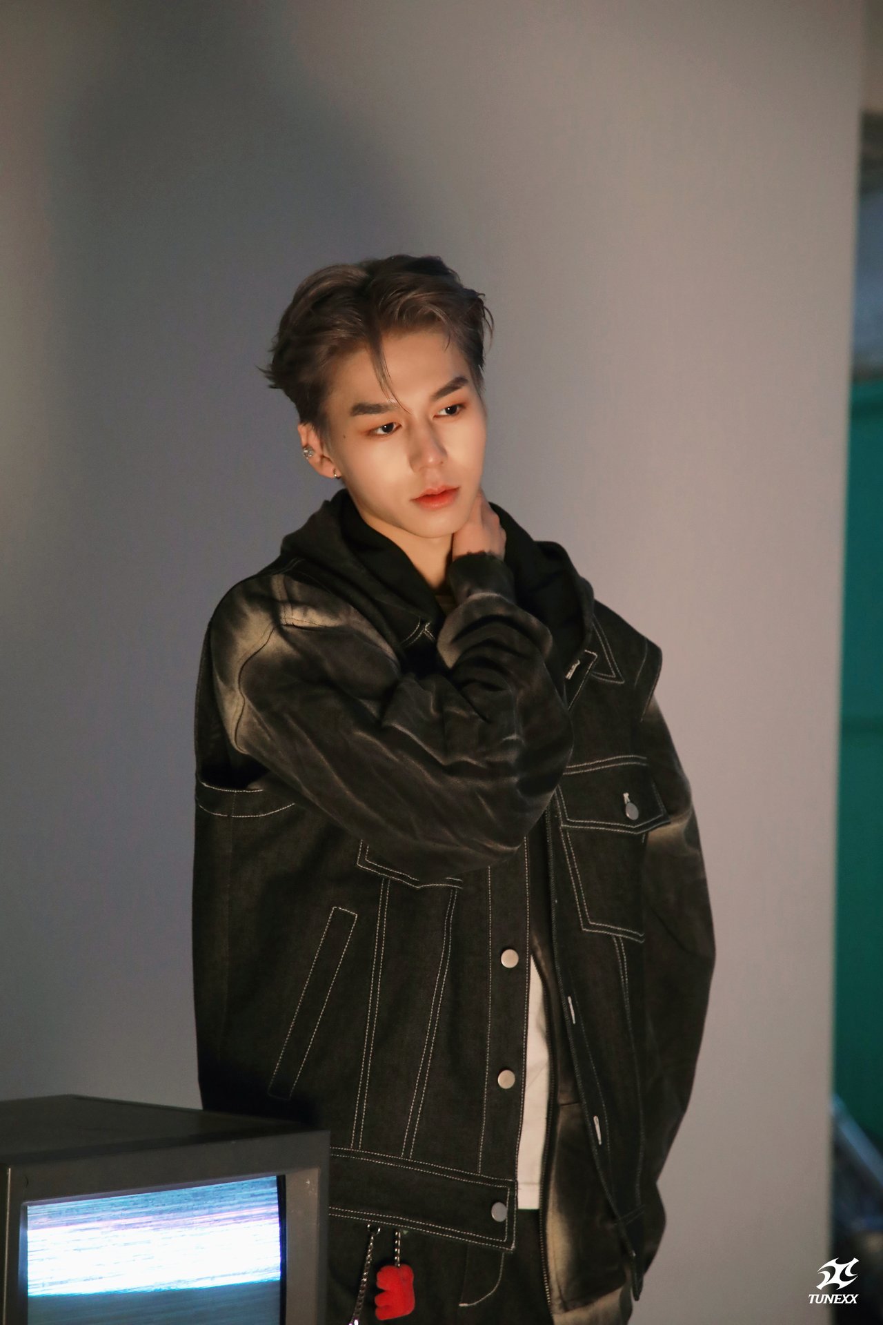 TUNEXX 1ST MINI ALBUM [SET BY US ONLY] Jacket Behind Photo