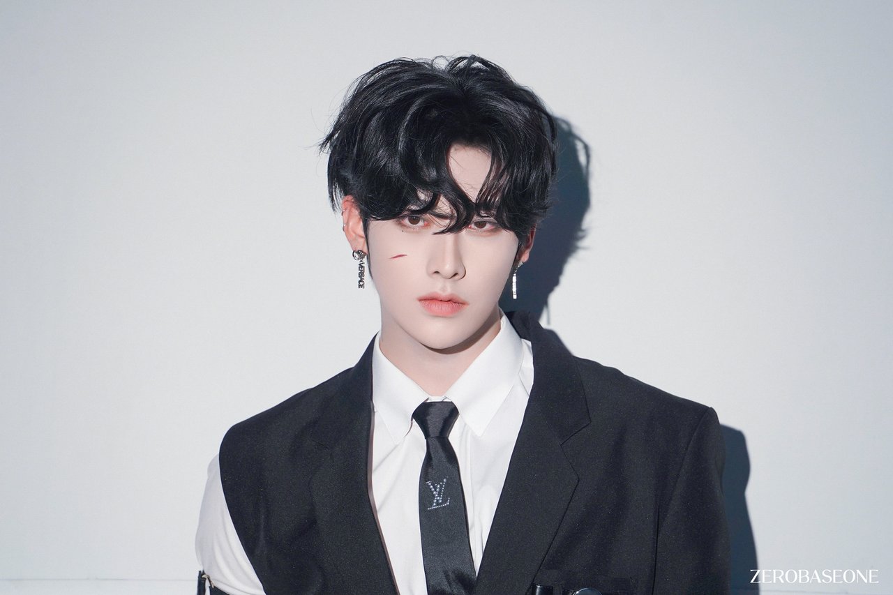 ZEROBASEONE 2026 SEASON'S GREETINGS '(0_1) World' Behind Photo