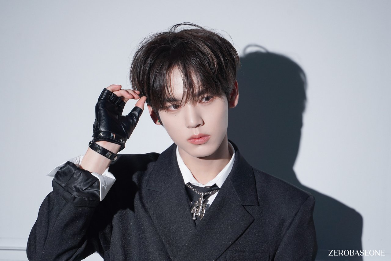 ZEROBASEONE 2026 SEASON'S GREETINGS '(0_1) World' Behind Photo