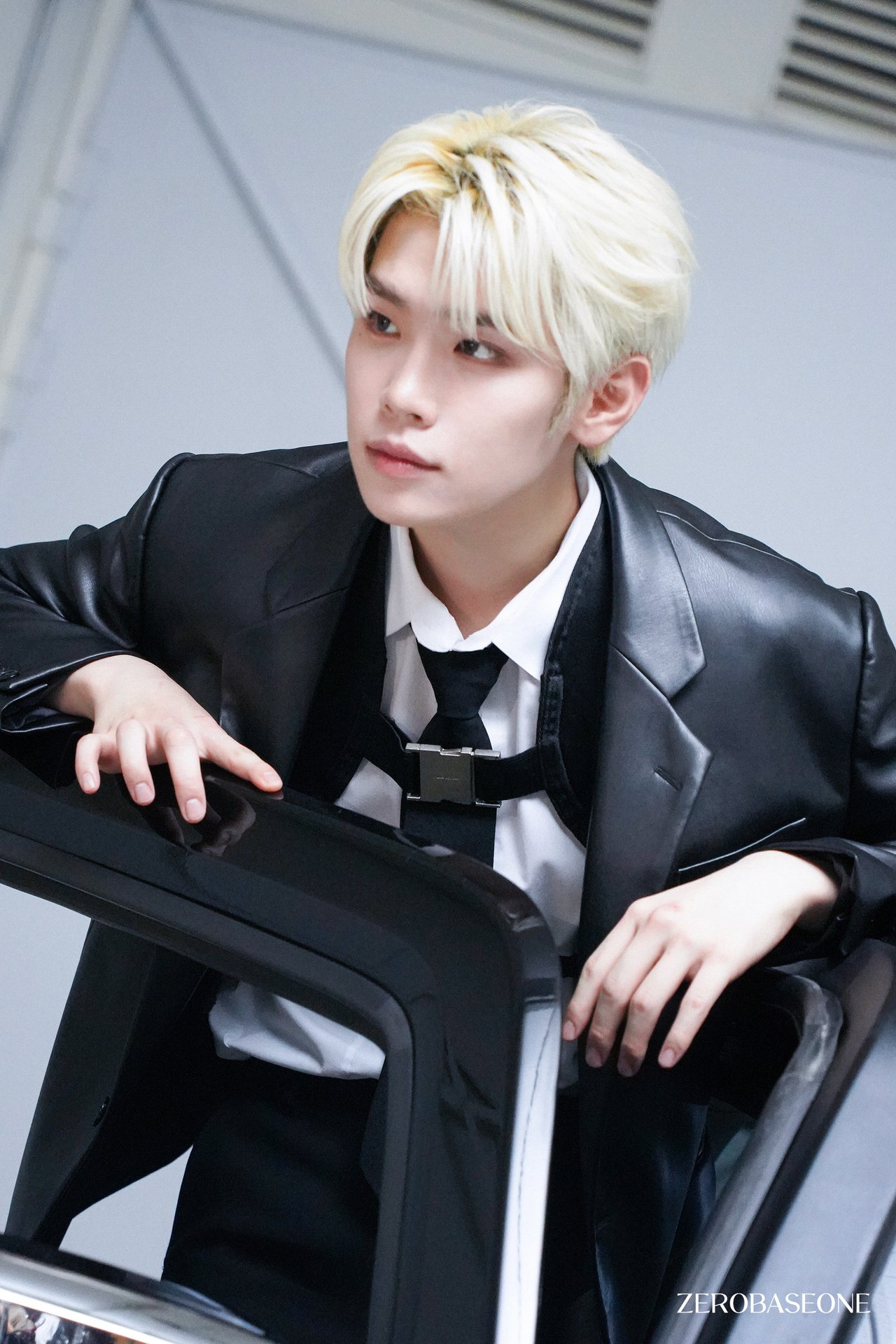 ZEROBASEONE 2026 SEASON'S GREETINGS '(0_1) World' Behind Photo