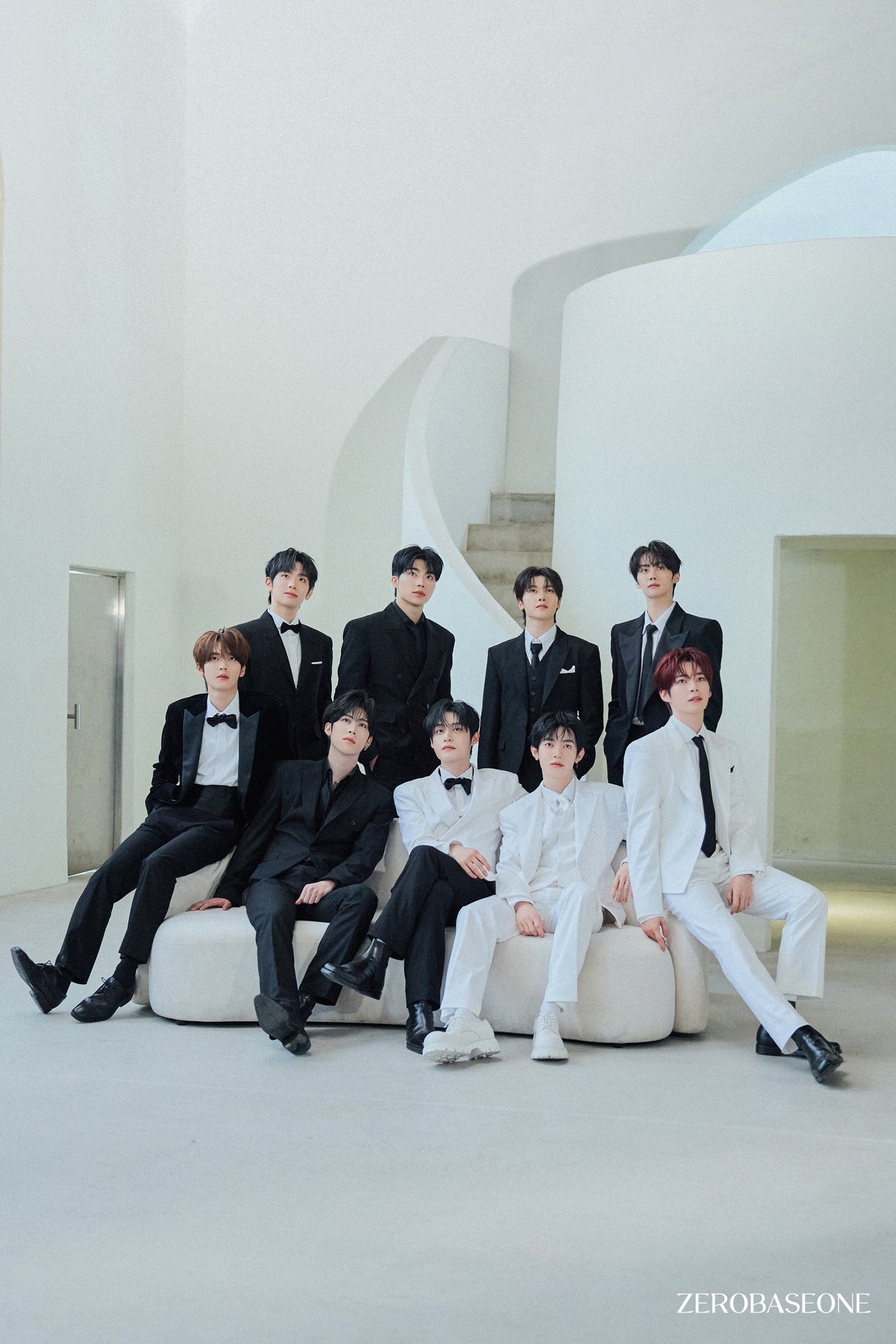 ZEROBASEONE Special Limited Album [𝐑𝐄-𝐅𝐋𝐎𝐖] Jacket Behind Photo