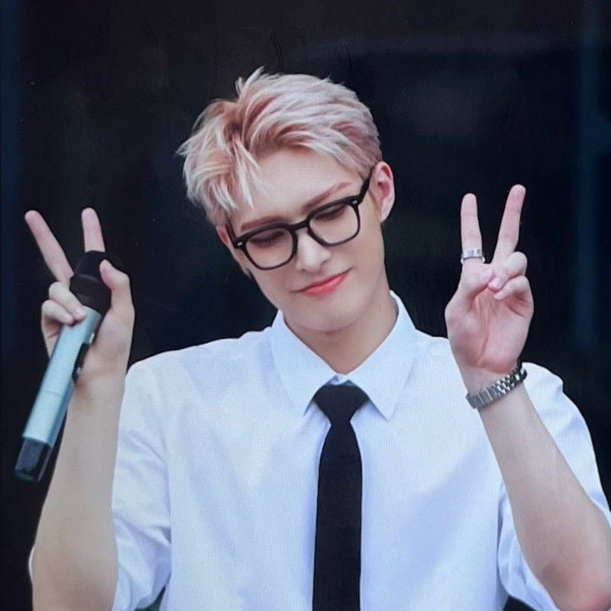 Tall, deep voice, cute laugh SONGMINGI!!!! I MISS YOU!!!! My