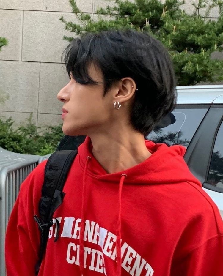 BRO JUST WOOYOUNG IN RED OOF 😘🫣🌹❤️❤️❤️❤️❤️