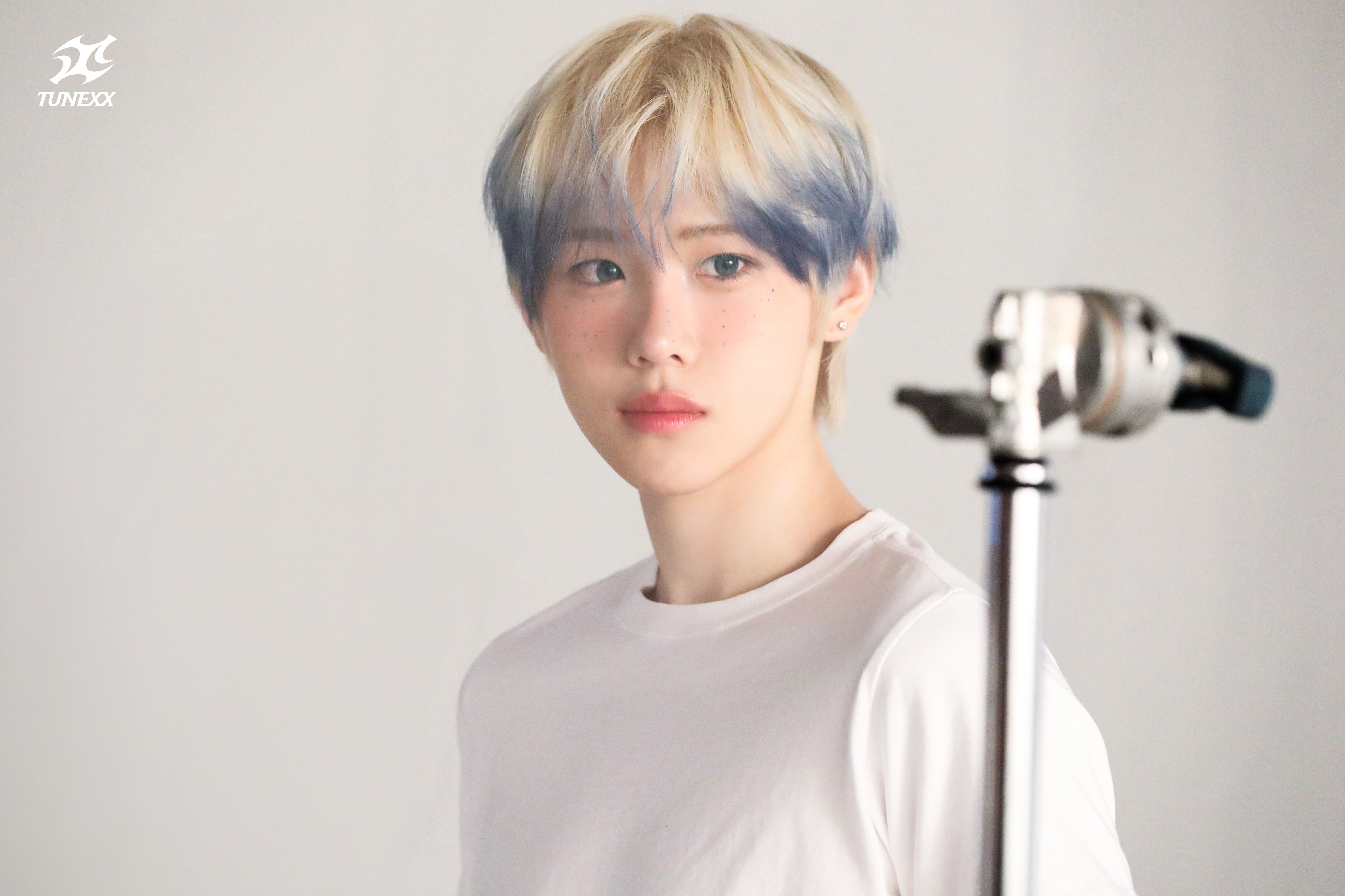TUNEXX 2ND MINI ALBUM [BLUE MODE] Jacket Behind Photo