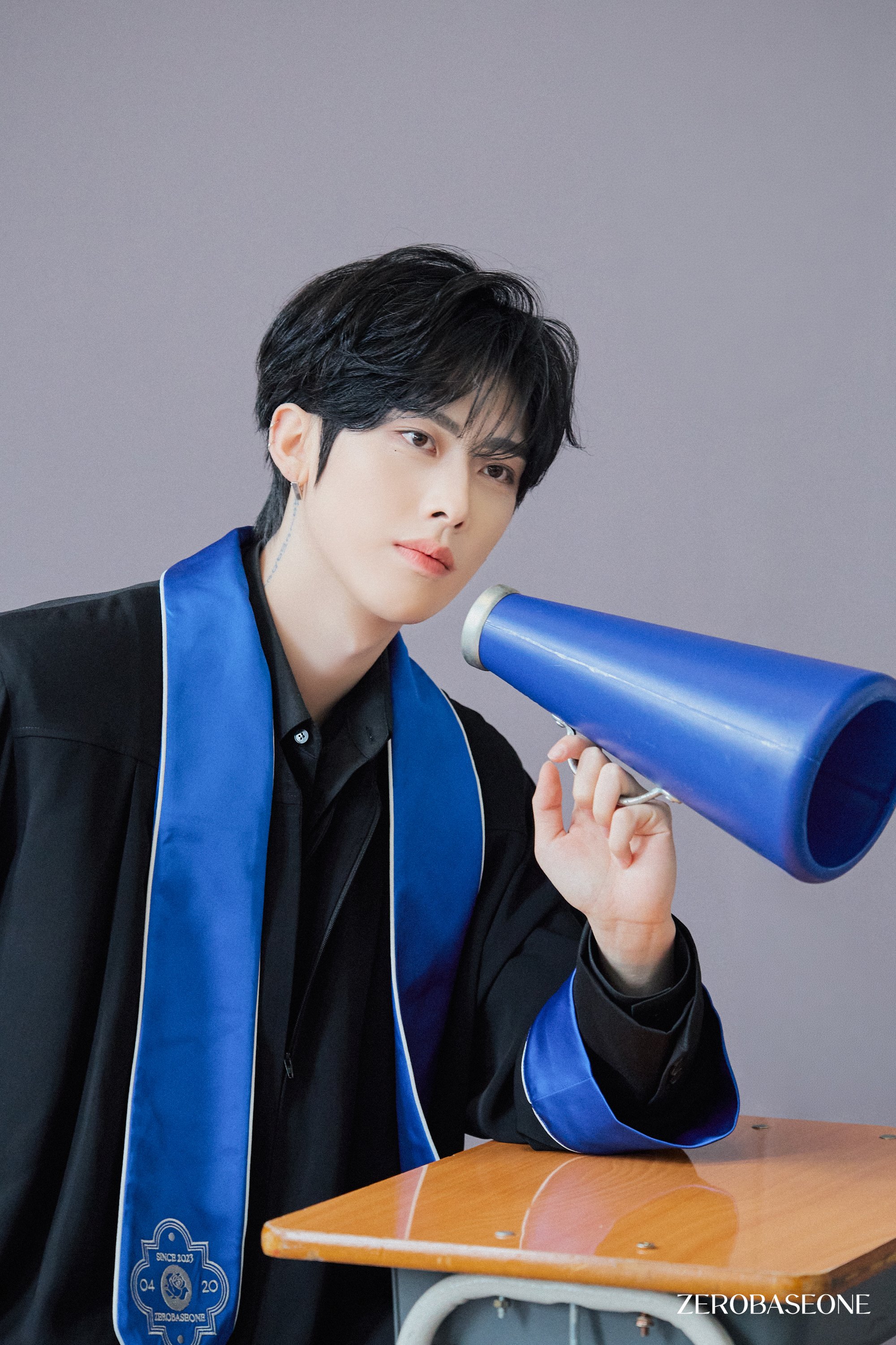 ZEROBASEONE Special Limited Album [𝐑𝐄-𝐅𝐋𝐎𝐖] Jacket Behind Photo