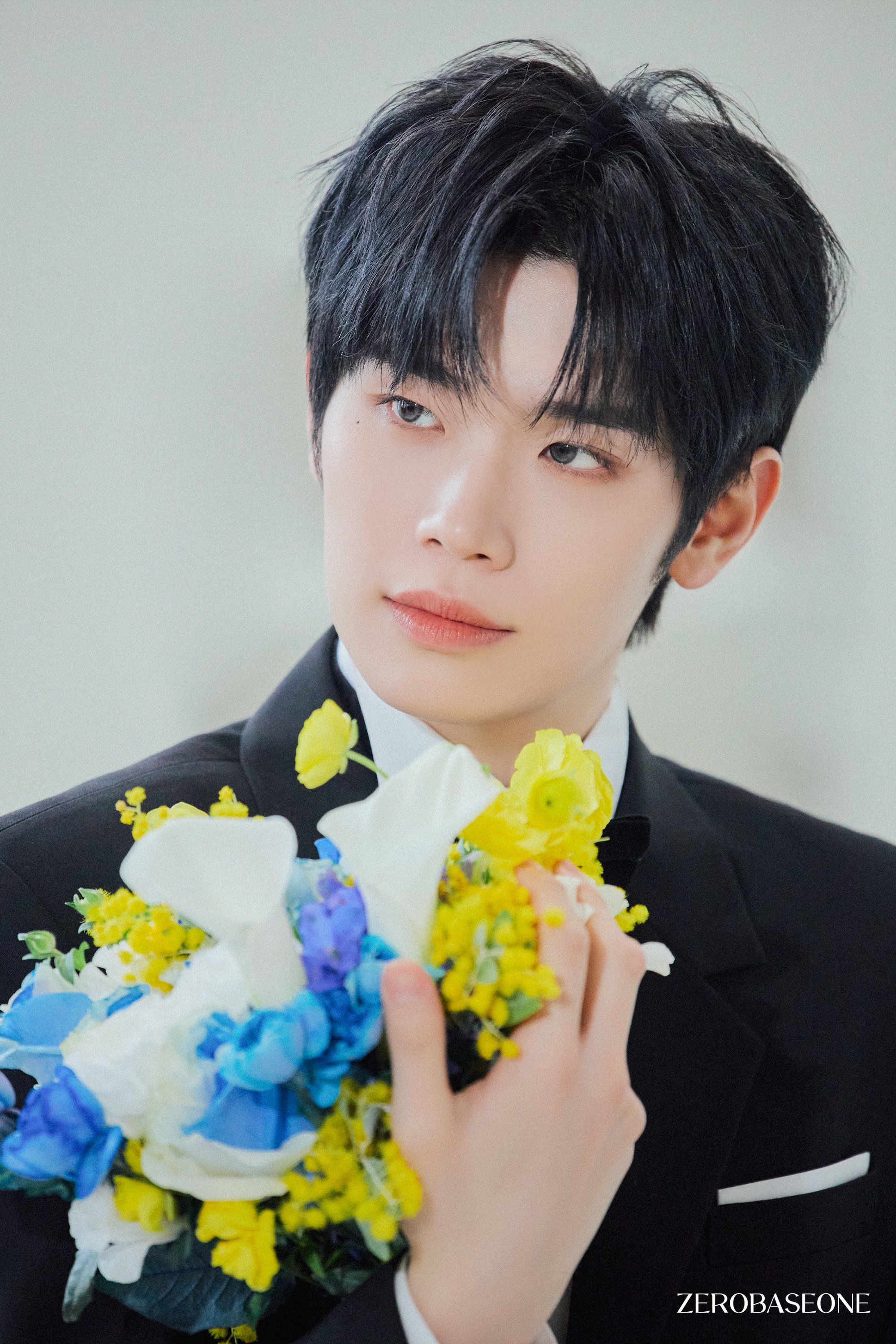 ZEROBASEONE Special Limited Album [𝐑𝐄-𝐅𝐋𝐎𝐖] Jacket Behind Photo