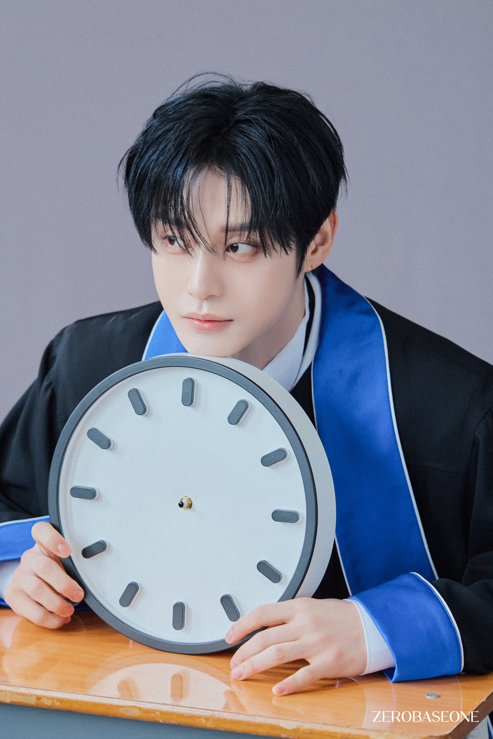 ZEROBASEONE Special Limited Album [𝐑𝐄-𝐅𝐋𝐎𝐖] Jacket Behind Photo